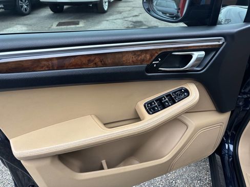 Used 2018 Porsche Macan Base AWD 4dr SUV image 54