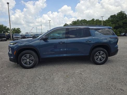Used 2025 Chevrolet Traverse LT w/ LPO, Floor Liner Package FWD image 6