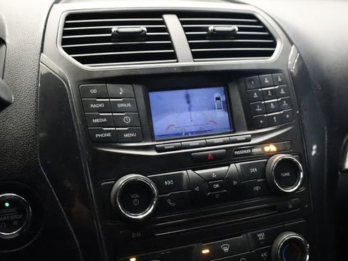 Used 2017 Ford Explorer XLT image 22