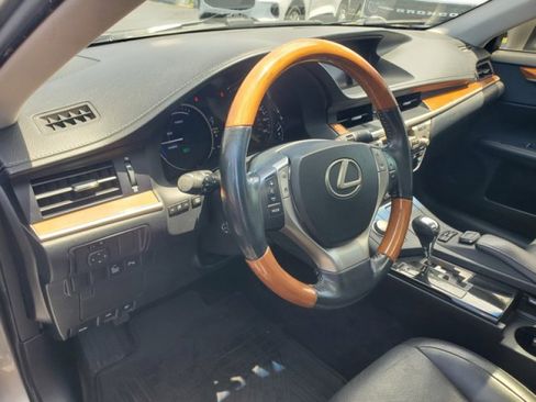 Used 2015 Lexus ES 300h w/ Navigation System Package FWD image 10