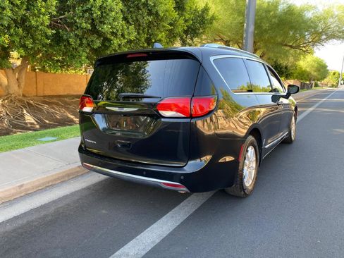 Used 2020 Chrysler Pacifica Touring-L FWD image 10