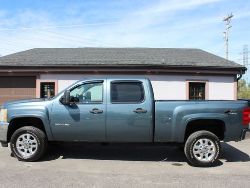 Used 2011 Chevrolet Silverado 2500 LT w/ Interior Plus Package AWD/4WD image 9