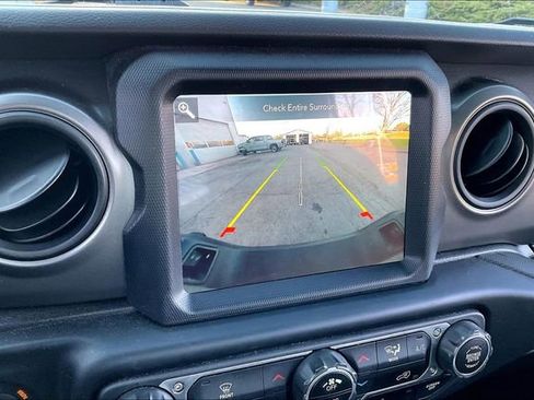 Used 2023 Jeep Gladiator Sport image 11