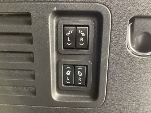 Used 2024 Chevrolet Traverse RS image 17