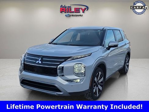 Used 2025 Mitsubishi Outlander SE image 1