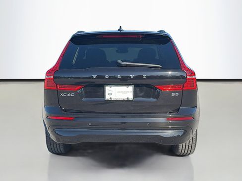Used 2022 Volvo XC60 B5 Momentum image 4