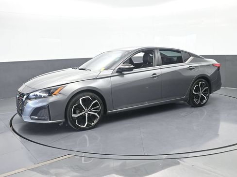 Used 2024 Nissan Altima 2.5 SR FWD image 2