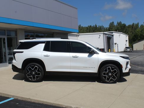 Certified 2025 Chevrolet Traverse High Country w/ LPO, Floor Liner Package AWD/4WD image 6