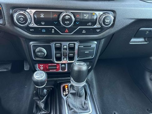 Used 2024 Jeep Wrangler Unlimited AWD/4WD image 23