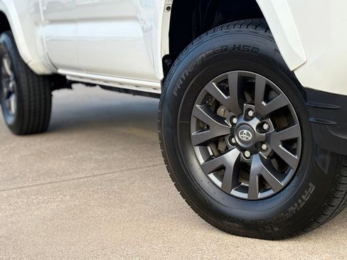 Used 2022 Toyota Tacoma SR5 AWD/4WD image 35