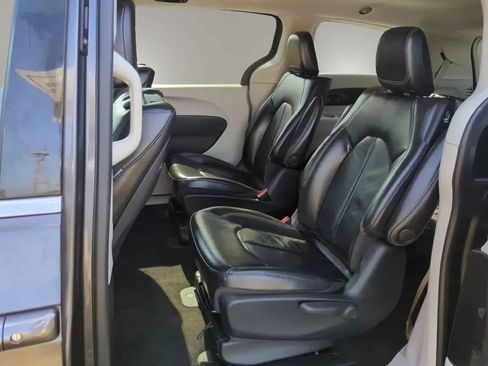 Used 2022 Chrysler Pacifica Touring-L w/ Uconnect Theater Family Group FWD image 24