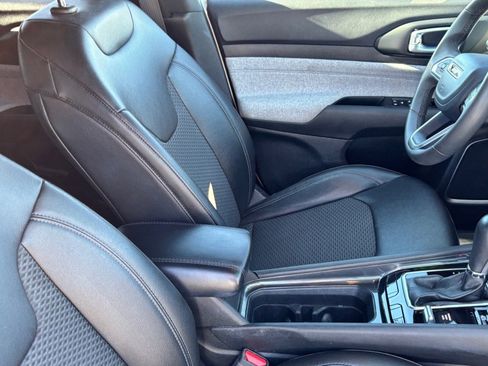 Used 2023 Jeep Compass Latitude image 12