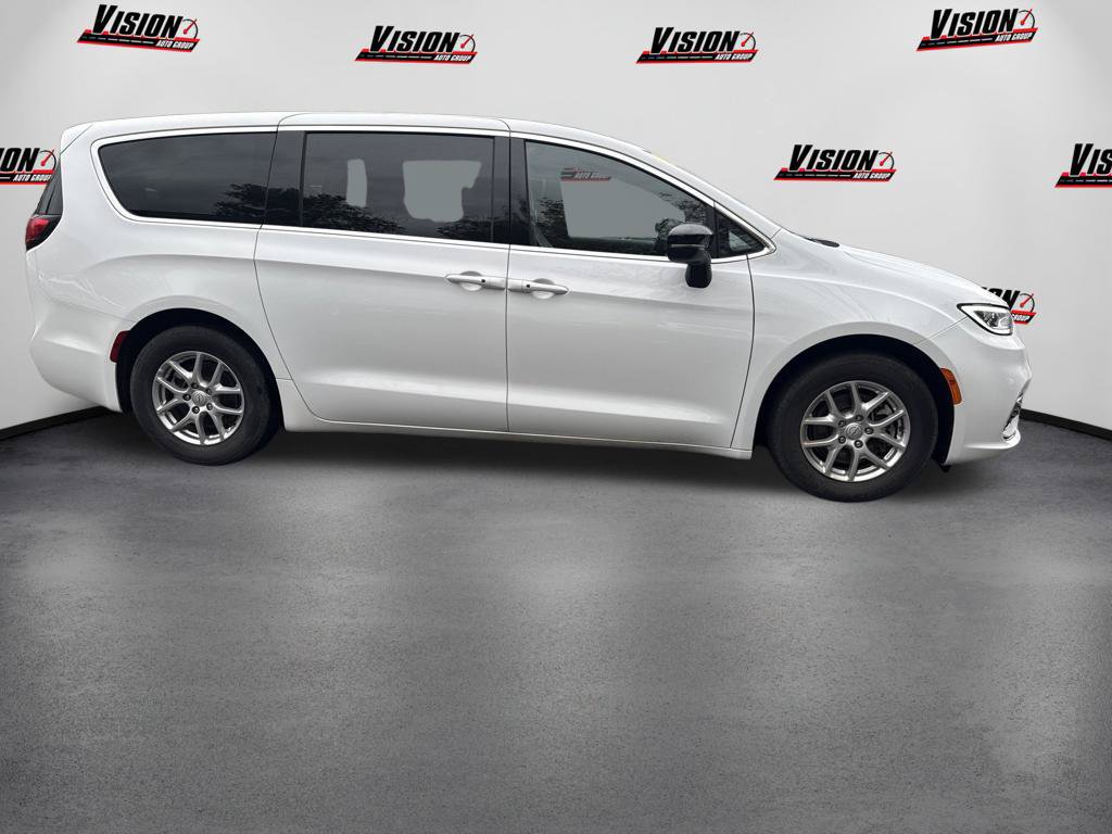 Used 2026 Chrysler Pacifica Select FWD image 4