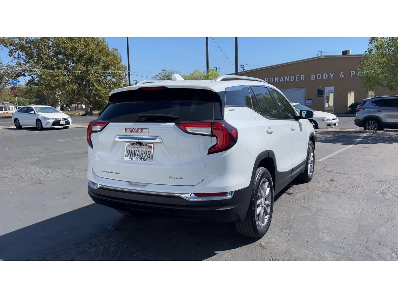 Used 2024 GMC Terrain SLT AWD/4WD image 2