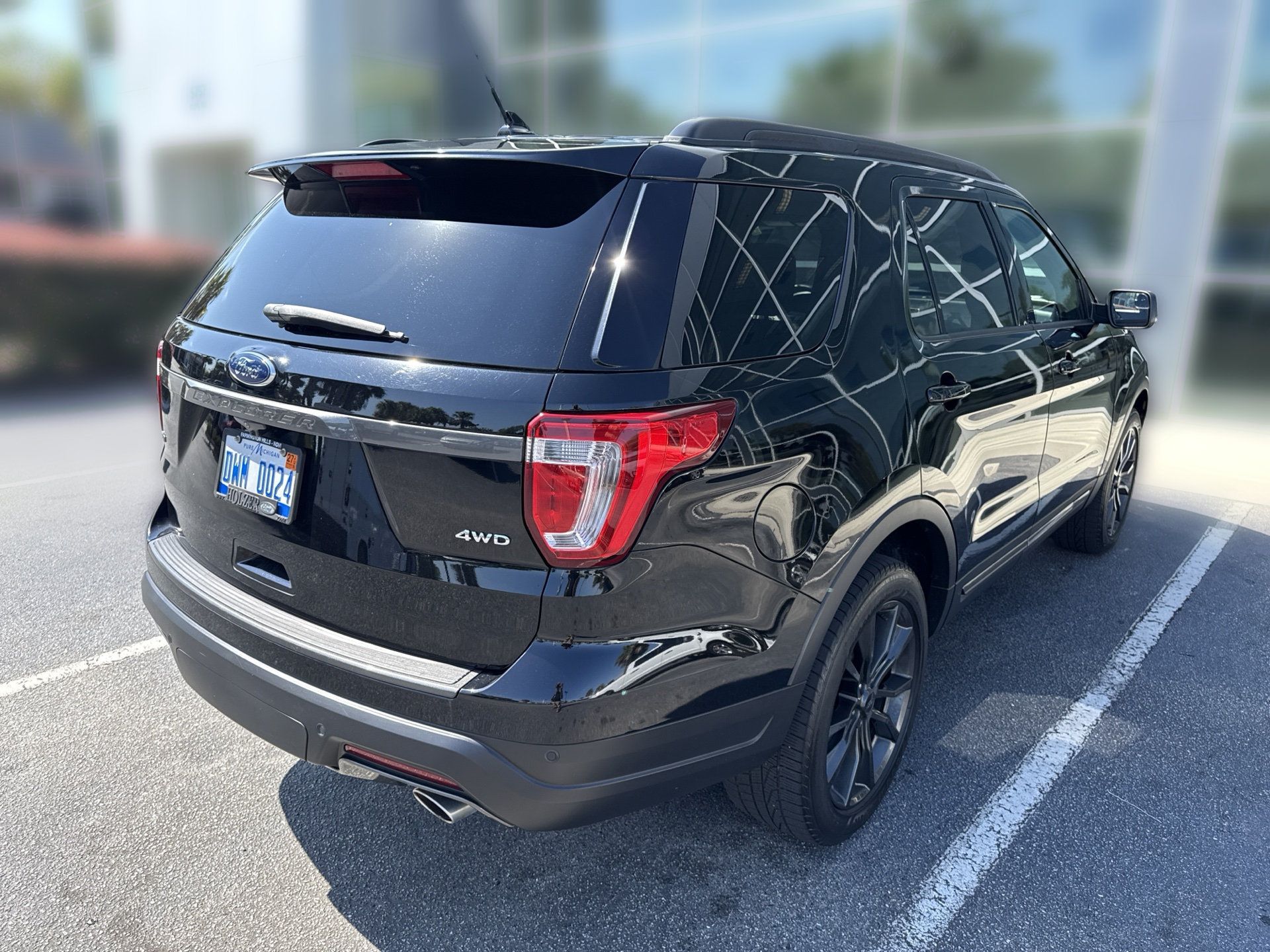 Used 2018 Ford Explorer XLT w/ Equipment Group 202A AWD/4WD image 4