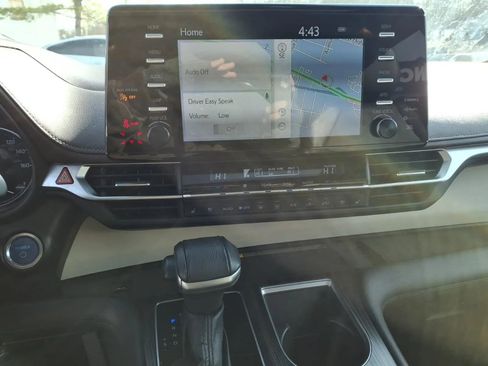 Used 2021 Toyota Sienna Platinum image 30