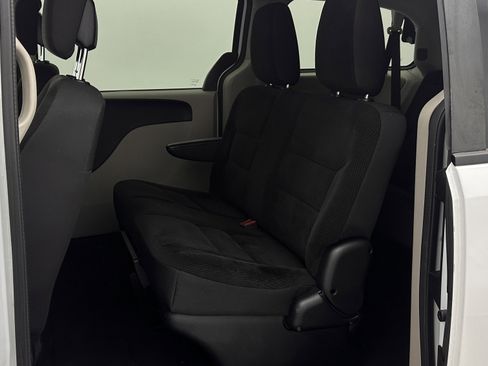 Used 2018 Dodge Grand Caravan SE FWD image 19