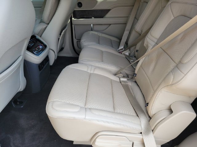 Used 2018 Lincoln Navigator Select w/ Technology Package RWD image 16