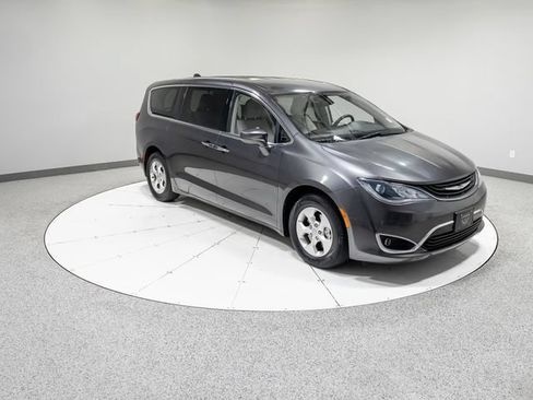 Used 2018 Chrysler Pacifica Touring Plus FWD image 29