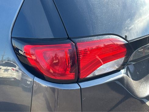 Used 2017 Chrysler Pacifica Limited image 6