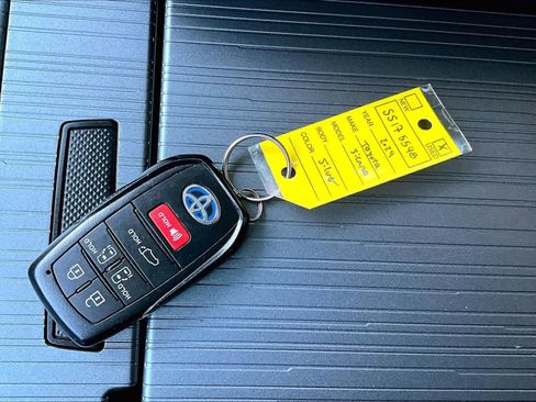 Used 2025 Toyota Sienna XLE image 15