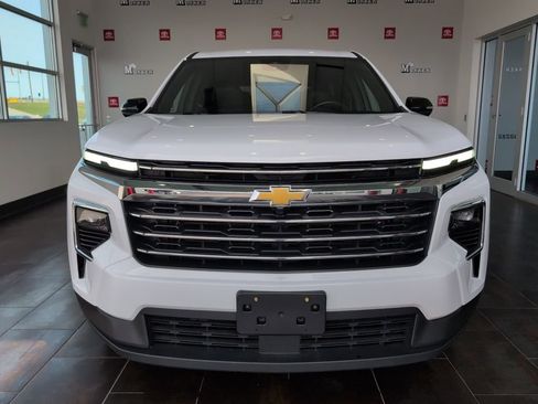 Used 2025 Chevrolet Traverse LT image 3