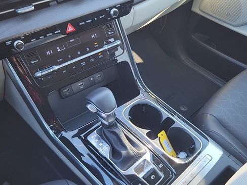 Used 2024 Kia Carnival EX image 15