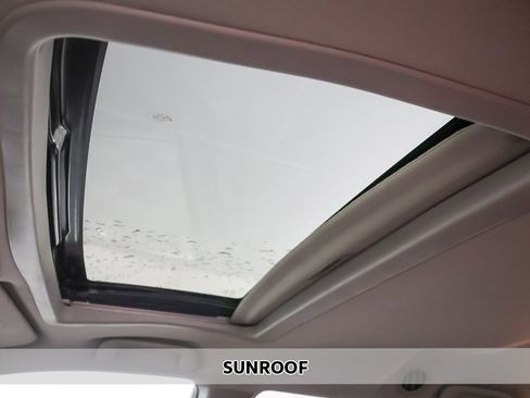 Used 2017 Toyota Sienna XLE w/ XLE Navigation Package image 4