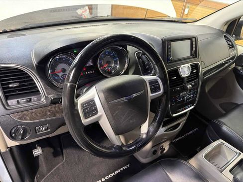 Used 2014 Chrysler Town & Country Touring FWD image 19