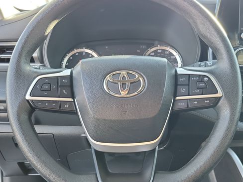 Certified 2023 Toyota Highlander L image 22
