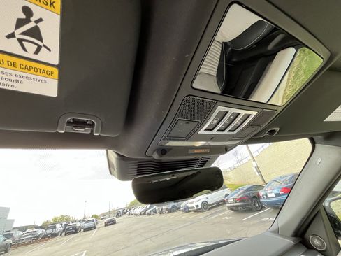 Used 2024 Land Rover Discovery Dynamic SE image 25