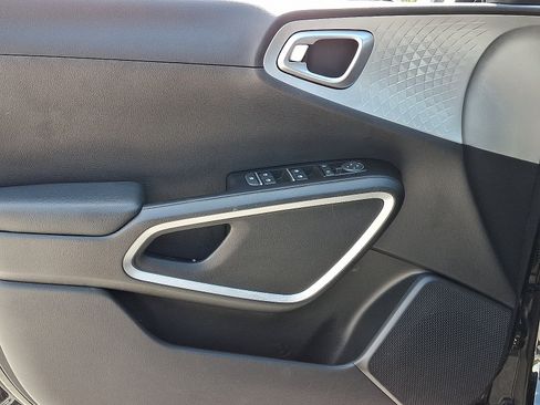 Used 2025 Kia Soul LX w/ LX Technology Package FWD image 14