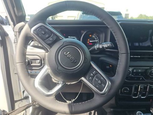 Used 2025 Jeep Wrangler Unlimited Sahara AWD/4WD image 12