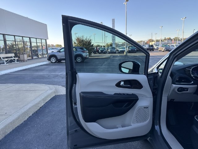 Used 2023 Chrysler Pacifica Limited w/ Uconnect Theater Family Group AWD/4WD image 10