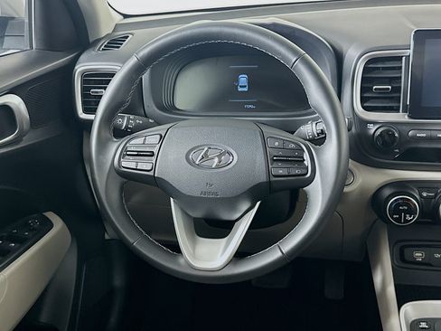 Used 2025 Hyundai Venue SEL image 18
