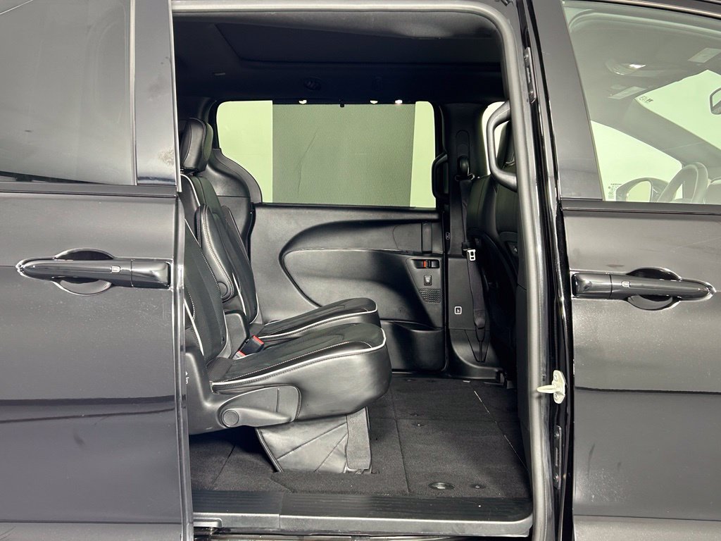 Used 2025 Chrysler Pacifica Limited FWD image 11