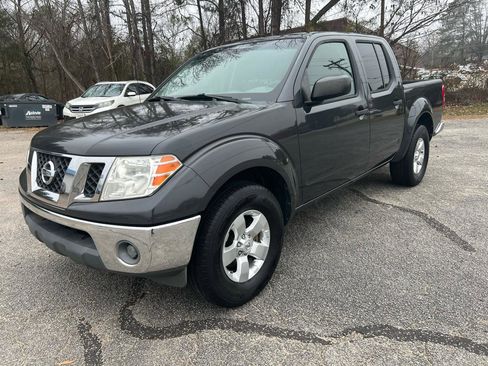 Used 2010 Nissan Frontier SE image 3