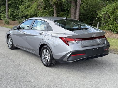 Used 2025 Hyundai Elantra SE w/ Cargo Package FWD image 37