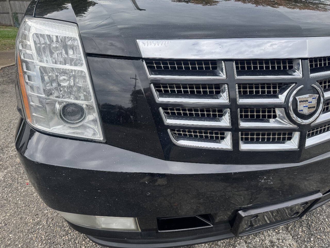 Used 2011 Cadillac Escalade ESV AWD w/ Livery Package image 4