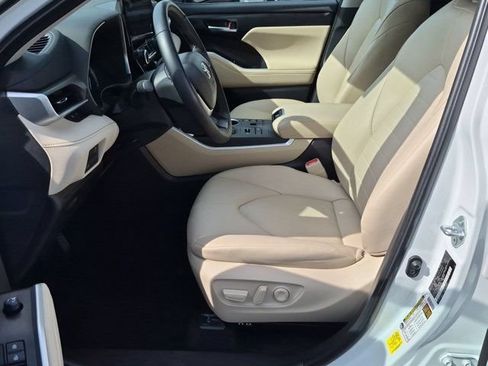 Certified 2025 Toyota Highlander XLE AWD/4WD image 9