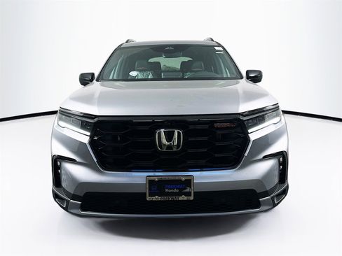 Used 2025 Honda Pilot TrailSport image 2