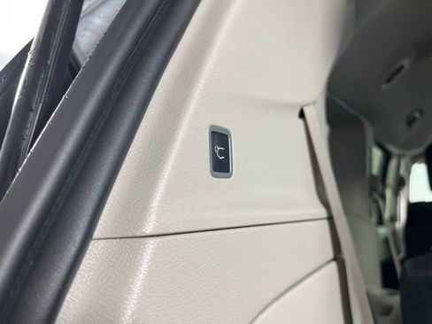 Used 2019 Chrysler Pacifica Touring-L image 40