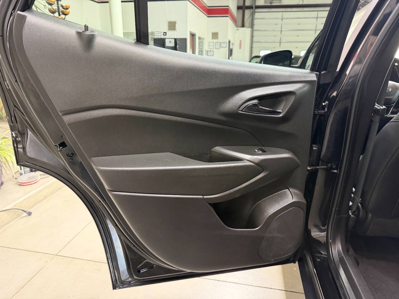 Used 2025 Chevrolet Trax RS w/ Sunroof Package FWD image 11