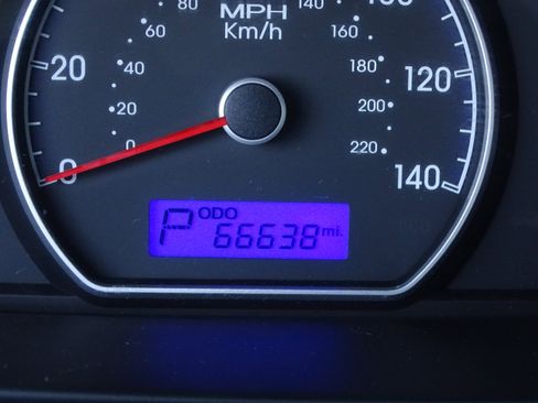 Used 2010 Hyundai Elantra GLS image 9