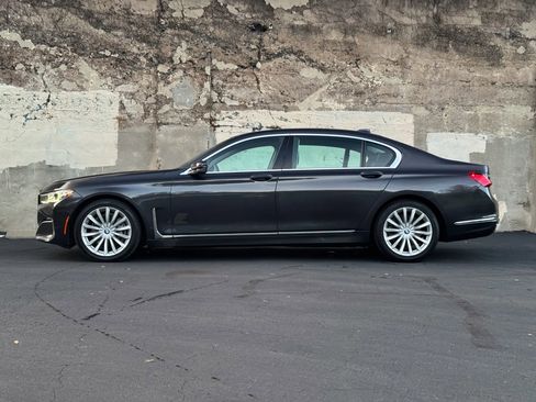 Used 2022 BMW 740i image 7