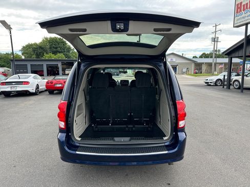 Used 2017 Dodge Grand Caravan SE w/ UConnect Hands-Free Group FWD image 9