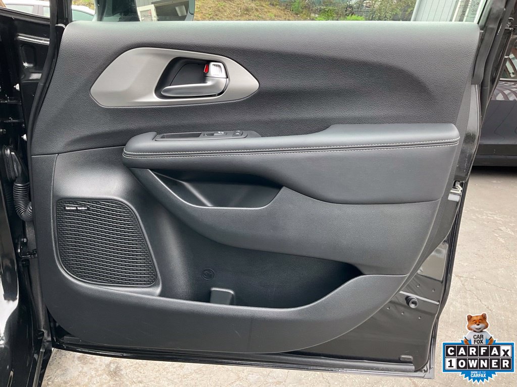 Used 2023 Chrysler Pacifica Limited w/ Uconnect Theater Family Group FWD image 75