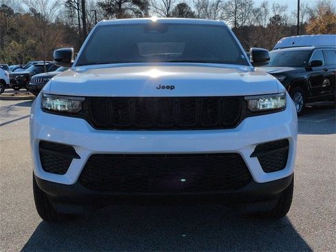 New 2025 Jeep Grand Cherokee Altitude image 8