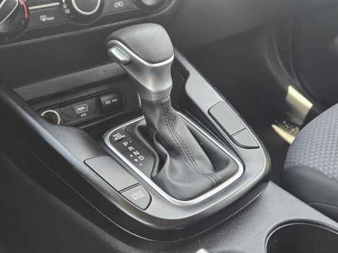 Used 2025 Kia Soul LX w/ LX Technology Package FWD image 9