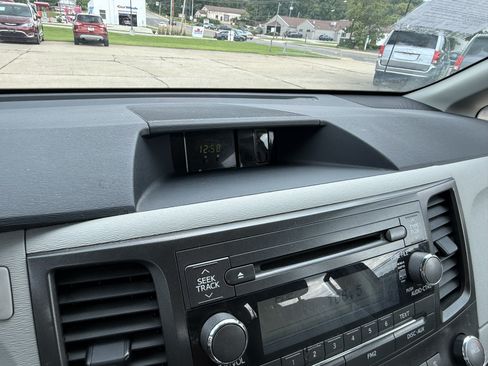 Used 2013 Toyota Sienna L w/ Towing Pkg FWD image 19
